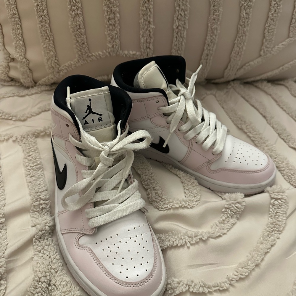 Nike Jordan 1 - Barely Rose - lightly worn Women’s Size 7